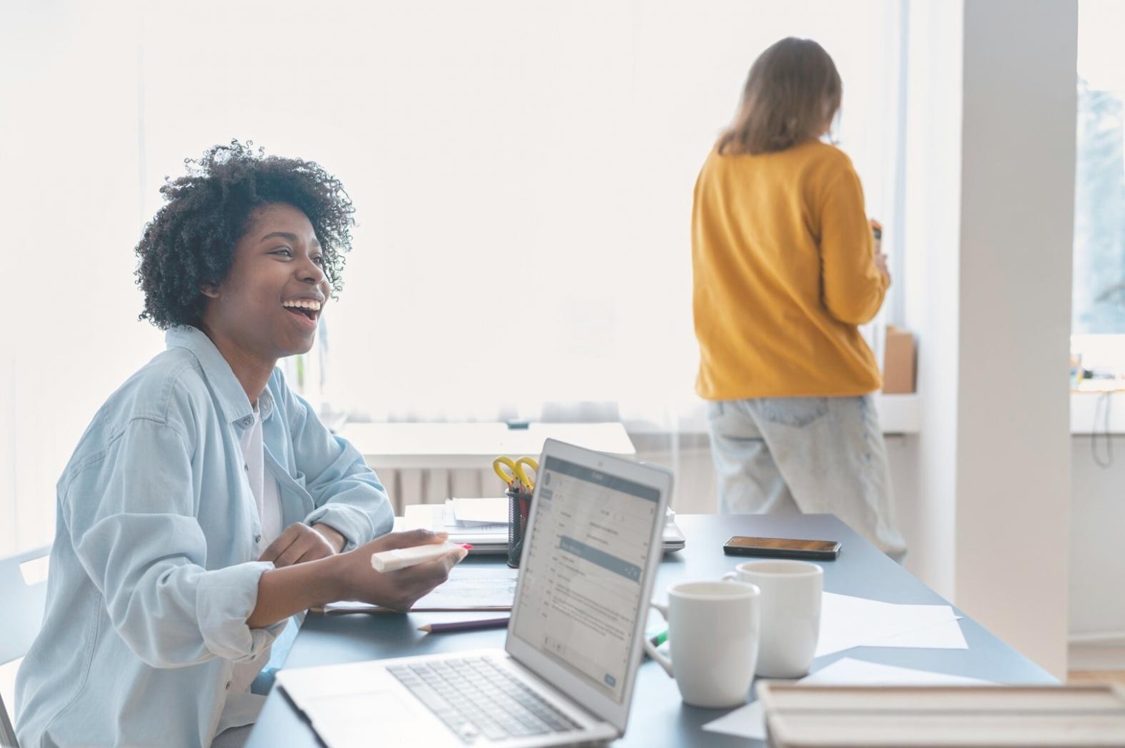 Sessione pratica di coaching con partecipanti coinvolti in esercizi di gruppo